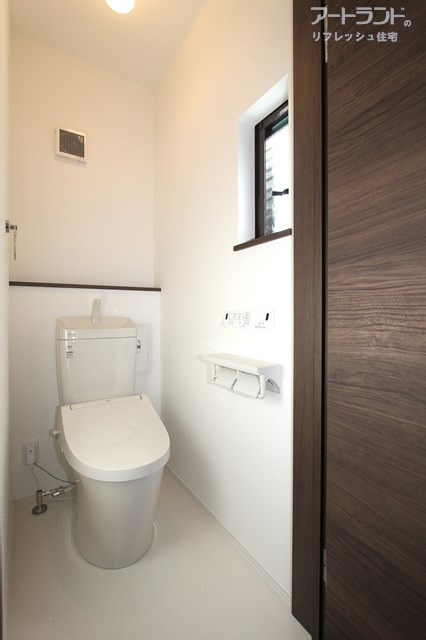 【2階トイレ】気になるトイレも新設で安心♪　温水洗浄機能付き