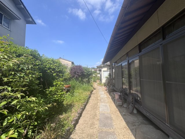 開放感があり明るい庭スペースです。敷地の広さを活かし、家庭菜園やガーデニングスペースとしても活用できそうです。落ち着いた環境でゆったりと生活したい方にもおすすめの住環境となっています。