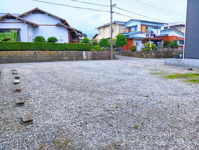 閑静な住宅地に位置しています。車通りが少ない穏やかな環境です。