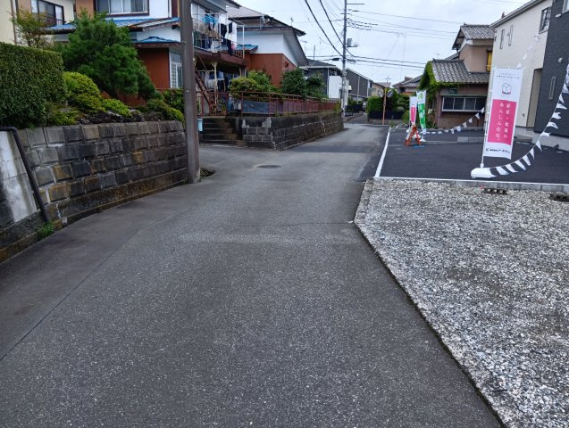 国道139号線まで車で3分です。国道沿いには商業施設や飲食店などが多くあります。