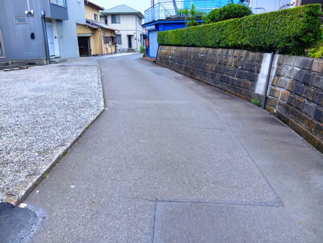 敷地間口が約14ｍあります。車の出入りがスムーズに行えます。