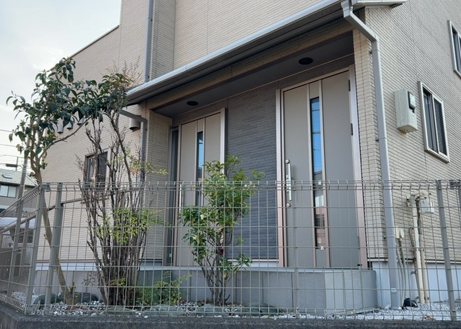 玄関は家の顔でもあり、家族以外の目にも止まる場所です。玄関は外との間を仕切る扉、靴などをしまっておく収納スペース、靴脱ぎのたたきスペース、来客とのやり取りをするドアホンなど複数のアイテムからなります。