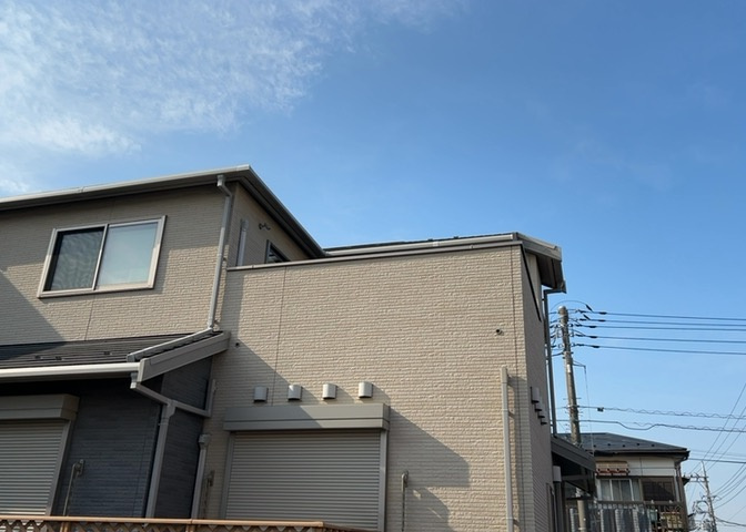バルコニーは、室外の専用スペースのうち、「屋根がなく開放された空間」であるものを指します。ベランダより広いタイプのものが多く、日当たりもよいため家庭菜園などを楽しみたい人にとって適した環境となります。