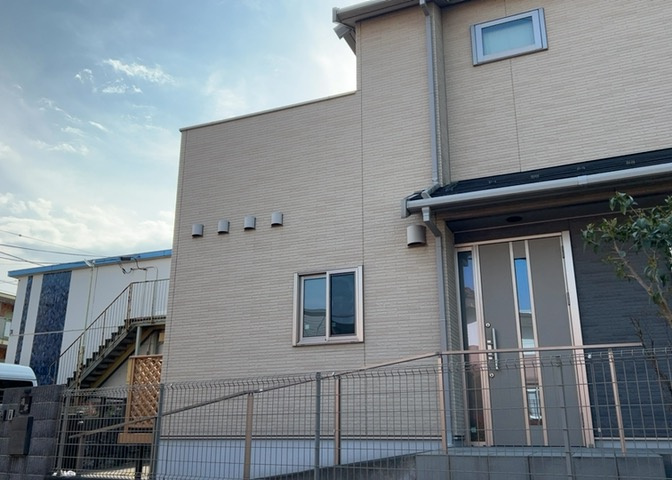 木造住宅とは土台、壁、柱など建築物の強度を支える構造体の材に木が使用されている構造を指します。構造体は建物の自重を支えるだけではなく風圧や水圧、積裁荷重などあらゆる衝撃に耐えるための基礎です。