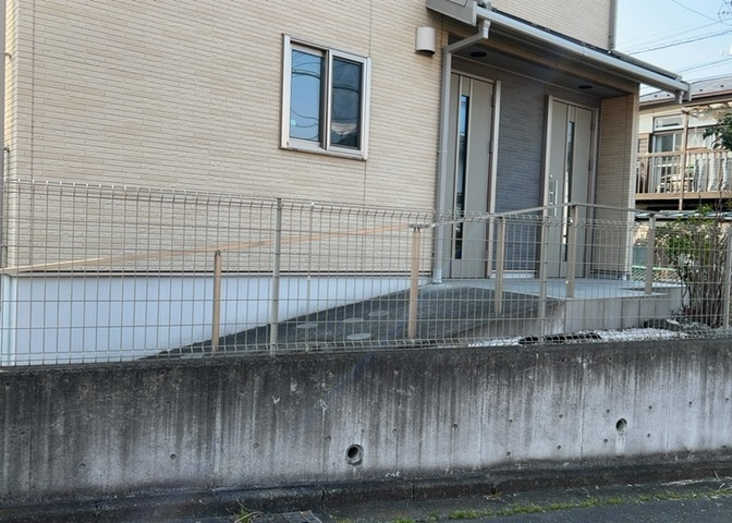 建物の基礎工事の方法は、主流となっているベタ基礎（防湿基礎）と布基礎の2種類に分類され、床下の通気性や耐久性などに違いがあります。建物の基礎部分の構造や付帯設備など詳細については現地でご確認ください。
