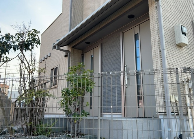 玄関ポーチにおいて最も重視すべきと言っても良いのが広さです。適切な広さの玄関ポーチでないと外見的なバランスは崩れてしまいますし、何より使いにくくなってしまいますので、現地で実際に下見をしてみましょう！