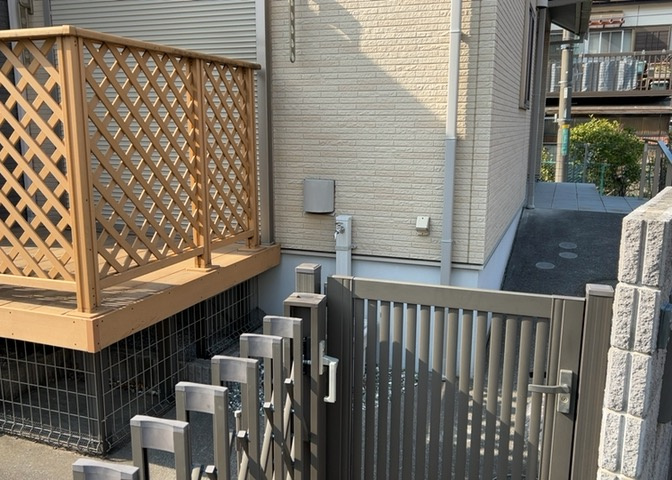 敷地内に散水栓や立水栓があると便利です。水道水を直接利用できるため、水を運ぶ手間を省くことが出来ます。大量の水を必要とする洗車作業や清掃などに役立ちます。その他設備とあわせて、現地でご確認ください。