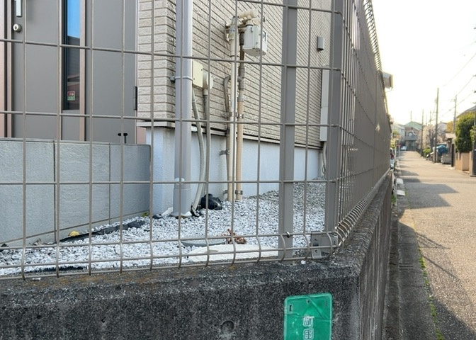 床下換気口は、床下に湿気がこもることを防ぎ、効果的に換気を行うために設置されています。床下換気口が設置されていない建物は、基礎パッキング工法などにより換気を行なっています。詳細は現地でご確認ください。