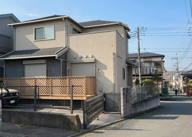 南側道路の場合は長い時間光を入れ込むことができるため、庭やリビングを道路側に持ってくることが多く土地価格も高い傾向にあります。一方北側道路だとリビングや庭が南側になりプライバシーを守ることができます。
