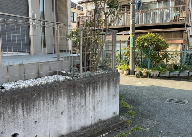 庭のある家に住むことのメリットとして、子どもたちの遊び場を確保できること、ガーデニングや家庭菜園を楽しめること、明るさを確保できることがあります。また、配置を工夫することでプライバシーが確保できます。