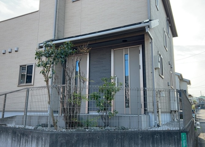 玄関は家の顔と言っても過言ではありません。現地を見学する際は玄関の広さや全体のバランスなどを見てみるといいでしょう。一般的なアプローチのしやすさだけではなく、お年寄りにも優しい設計のものだと安心です。
