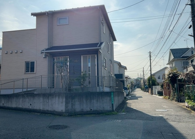 住宅用の土地では前面道路に2m以上接していなければならないと法律で定められています。しかし、お持ちの車のサイズやライフスタイルなどにより、2mでは利便が悪い場合もございますので、事前に確認しましょう。