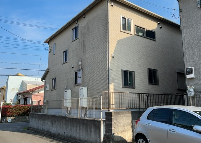 道幅が広い場所は日当たりや風通が良好です。幅が広いのですれ違いも可能ですし大きな車でも駐車可能！一方で、大型車が通ることも多くなるため交通量の増加により騒音に繋がります。また土地の値段が高くなります。