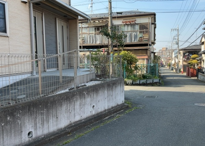 庭があることでガーデニングや家庭菜園はもちろん、こどもの遊び場やペットを放して遊ぶことができます。また、家の周囲に余裕があるということです。隣地との間があれば、十分な日当たりと、風通しが確保できます。