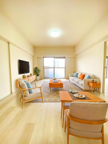 南向き角部屋で、陽当たりも良く暖かみのあるリビングになっております♪　※家具はイメージです