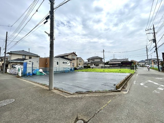北側約5ｍ、西側約5.5ｍ幅員の行動に面した角地でございます。