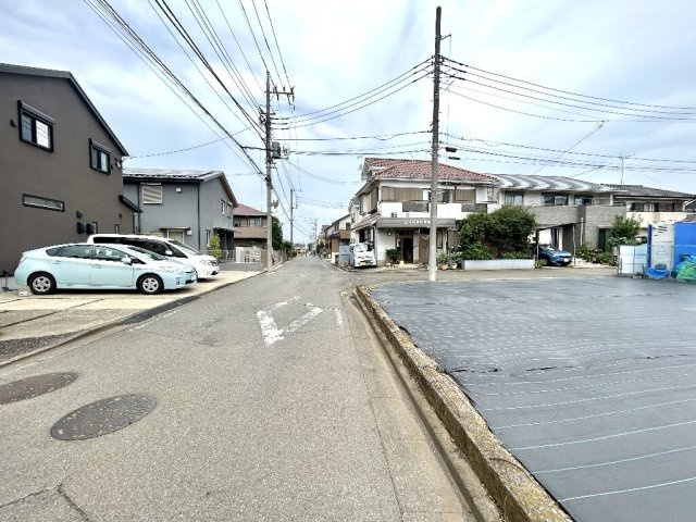 交通量の少ない閑静な住宅地に位置し、見通しの良い前面道路環境も魅力的です。