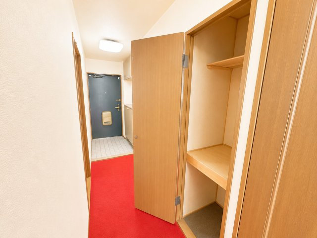 廊下に収納スペースが確保されており、日常的に使用する物をすっきり整理できます。収納内部には棚が設けられているため、収納する物の大きさや用途に合わせて使い分けが可能です。玄関まわりをきれいに保てます。