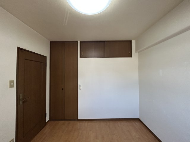 洋室には収納スペースが備えられており、衣類や生活用品などを整理しながら室内を広く使うことができます。収納部分は使いやすい配置となっており、居室内をすっきりと保ちやすい点が魅力です。