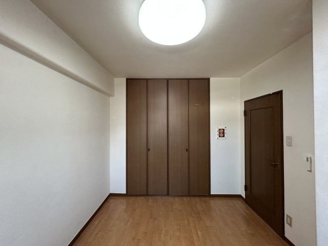 居室内には十分な収納スペースが設けられており、荷物をまとめて収納することで生活空間を有効に活用できます。収納扉を閉めることで室内をすっきり見せることができ、整理整頓された快適な住環境を維持できます。