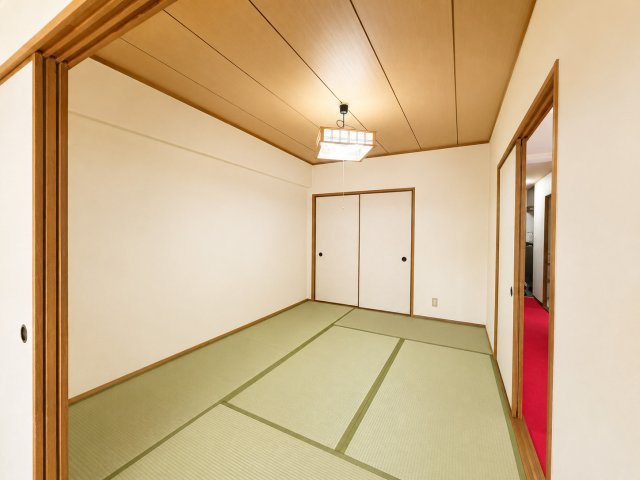 和室には収納スペースがあり、布団や季節用品などの収納に便利です。普段使用しない物を収納することで、和室を広々とした空間として利用できます。収納があることで、落ち着いた和の空間を保ちやすくなっています。