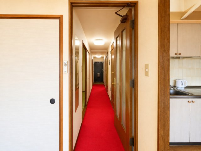 室内の各居室をつなぐ廊下は、圧迫感の少ないすっきりとした設計です。各部屋への動線が分かりやすく、ご家族それぞれが快適に生活できる間取りとなっています。空間を有効活用した設計が魅力です。