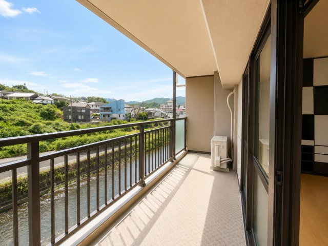 広々としたバルコニーは、洗濯物を干すスペースとしてはもちろん、外の景色を楽しめる空間です。周囲の眺望を楽しむことができ、日々の生活にゆとりを与えてくれます。室内からの出入りもしやすくなっています。