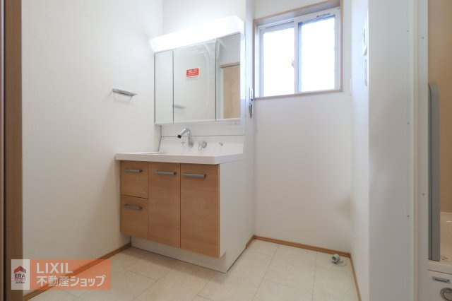 【洗髪洗面化粧台】現地完成写真。ご家族分もたっぷり収納できます！