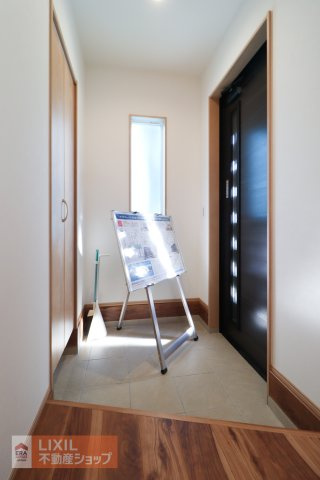 【玄関】現地完成写真。ゆったりと明るい玄関がご家族や来客をお出迎え。