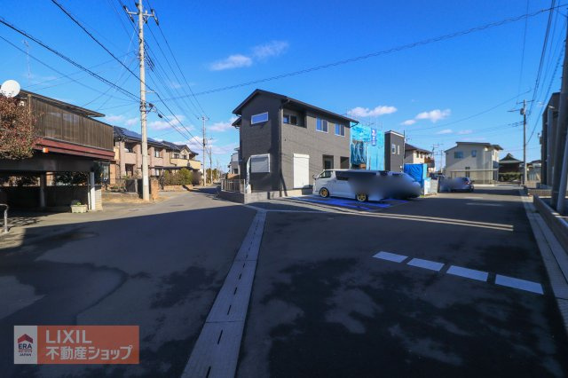 【前面道路】現地完成写真。道幅や駐車など、ご確認ください。