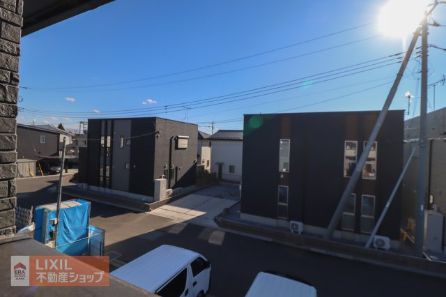 【建物からの眺望】現地完成写真。バルコニーからの景色。十分な間隔が確保されております。