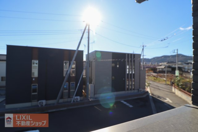 【建物からの眺望】現地完成写真。バルコニーからの景色。十分な間隔が確保されております。