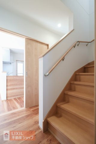 【内装】現地完成写真。階段は手すりもあり妊婦さんからお子様や高齢者も安心です。