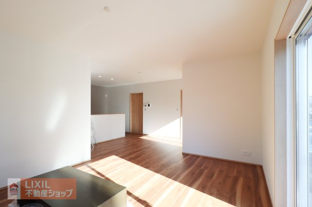 【リビングダイニング】現地完成写真。家族で過ごせるくつろぎの空間