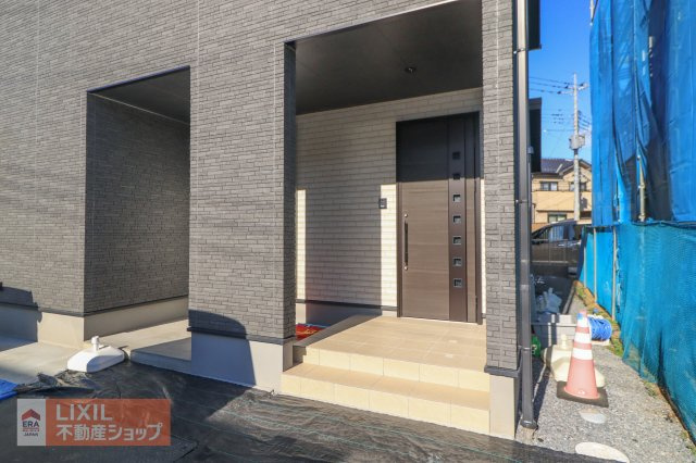 【エントランス】現地完成写真。ゆったりとした玄関。奥行きのあるポーチで雨の日も安心です。