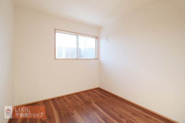 【寝室】現地完成写真。明るい採光の入る主寝室です。