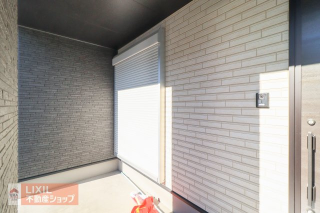 【防犯設備】現地完成写真。1階リビングには雨風の強い日にも役立つ防犯シャッターがついています。