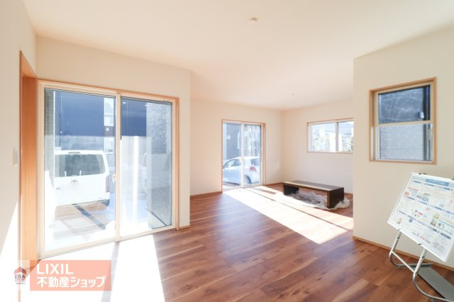 【リビング】現地完成写真。明るい日差しの入るリビングは家族団らんの場所には最適です。