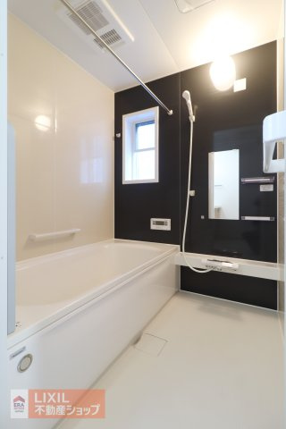 【浴室】現地完成写真。一坪風呂でお子様と一緒でもゆったりと寛げます。