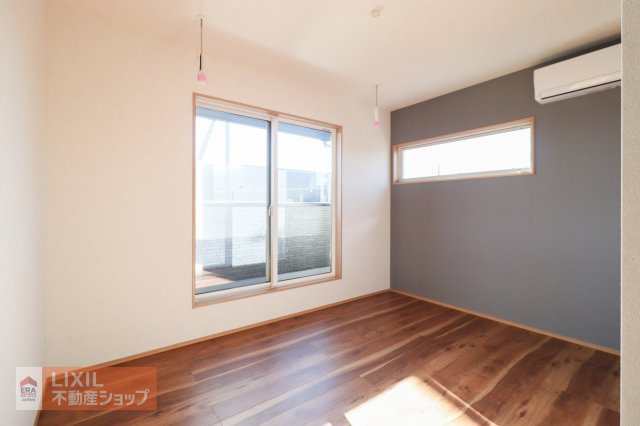 【洋室】現地完成写真。陽当たりや通風が心地よい洋室♪