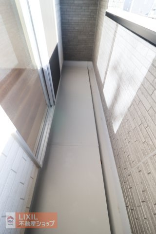 【バルコニー】現地完成写真。広々バルコニーでお布団や洗濯物がたくさん干せます♪