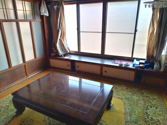 開放感のある空間が魅力です。窓からの採光も良く、明るく心地よい室内環境が整っています。収納スペースもあり、使い勝手にも優れています。くつろぎの場としてはもちろん、多目的に活用できます