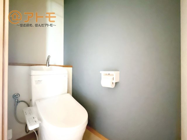 手洗い付きの清潔感のあるトイレです！
