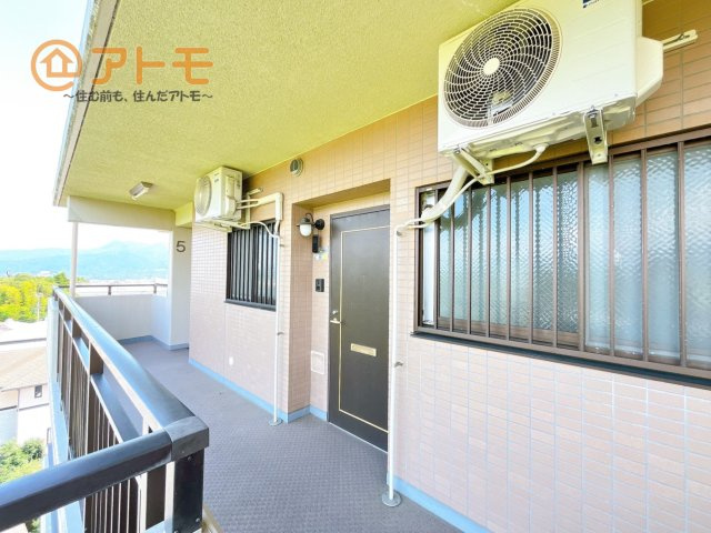 落ち着いた色合いの玄関はダブルロックで防犯性に優れた仕様になっています♪