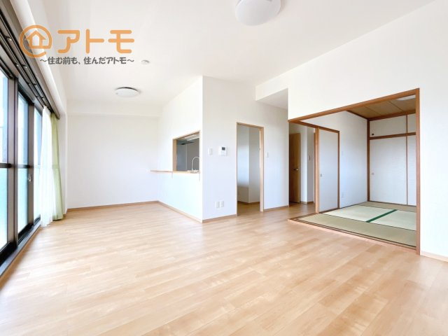 広々と開放的なLDKは、家族が自然と集まる広さ♪お子様のリビング学習にもピッタリ♪