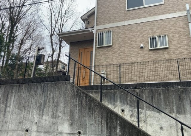 玄関は家の顔でもあり、家族以外の目にも止まる場所です。玄関は外との間を仕切る扉、靴などをしまっておく収納スペース、靴脱ぎのたたきスペース、来客とのやり取りをするドアホンなど複数のアイテムからなります。