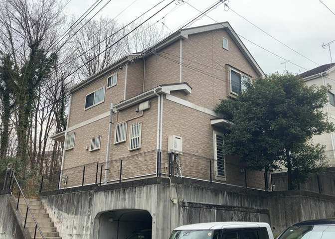 バルコニーは、室外の専用スペースのうち、「屋根がなく開放された空間」であるものを指します。ベランダより広いタイプのものが多く、日当たりもよいため家庭菜園などを楽しみたい人にとって適した環境となります。