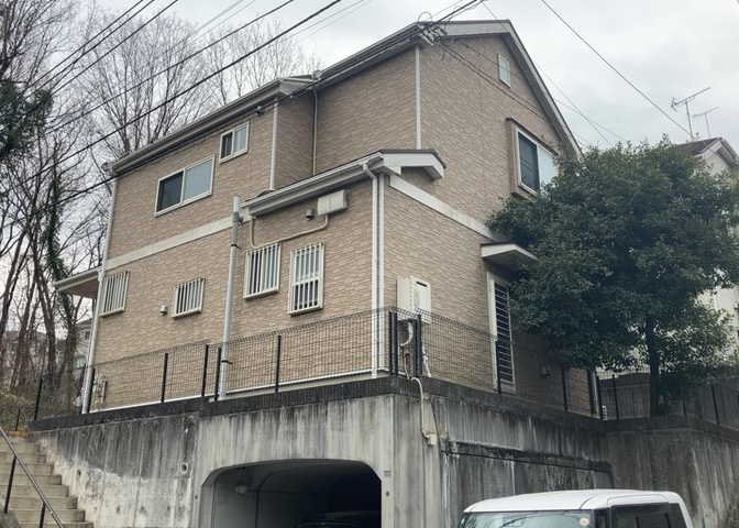 木造住宅とは土台、壁、柱など建築物の強度を支える構造体の材に木が使用されている構造を指します。構造体は建物の自重を支えるだけではなく風圧や水圧、積裁荷重などあらゆる衝撃に耐えるための基礎です。