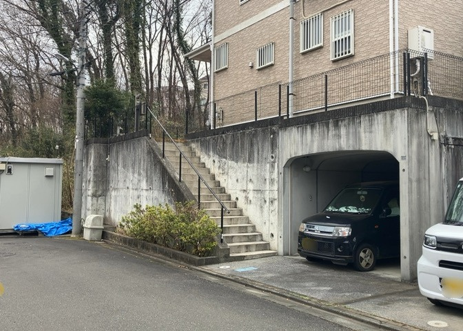 建物の基礎工事の方法は、主流となっているベタ基礎（防湿基礎）と布基礎の2種類に分類され、床下の通気性や耐久性などに違いがあります。建物の基礎部分の構造や付帯設備など詳細については現地でご確認ください。