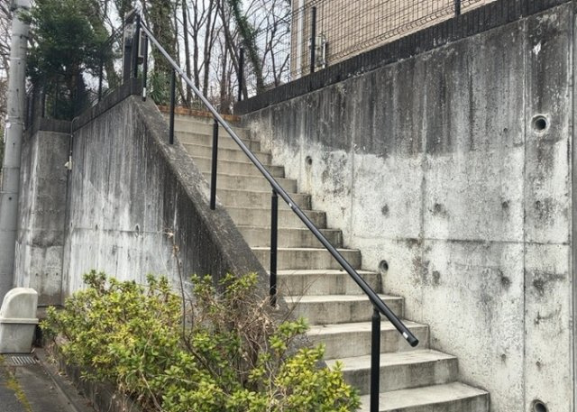 玄関ポーチにおいて最も重視すべきと言っても良いのが広さです。適切な広さの玄関ポーチでないと外見的なバランスは崩れてしまいますし、何より使いにくくなってしまいますので、現地で実際に下見をしてみましょう！